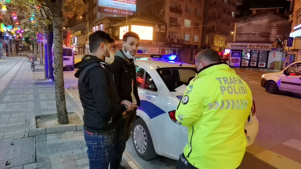 Kısıtlamaya uymayan kişiye ve kimliğini getirerek yasağı delen arkadaşına ceza kesildi