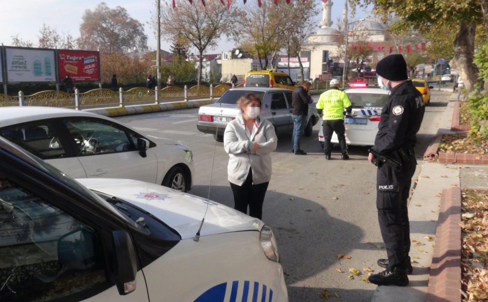 Koronavirüs karantinasını ihlal etti, trafik kontrolünde yakalandı