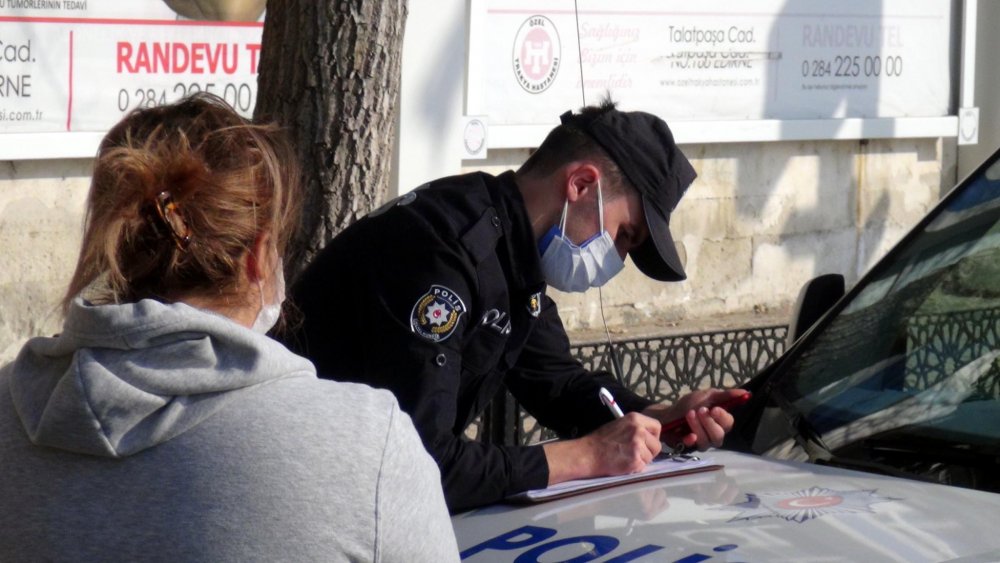 Koronavirüs karantinasını ihlal etti, trafik kontrolünde yakalandı
