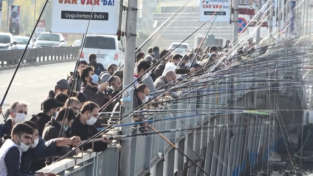 Olta balıkçılarından korkutan görüntüler... Yan yana, omuz omuza, neredeyse sırt sırta