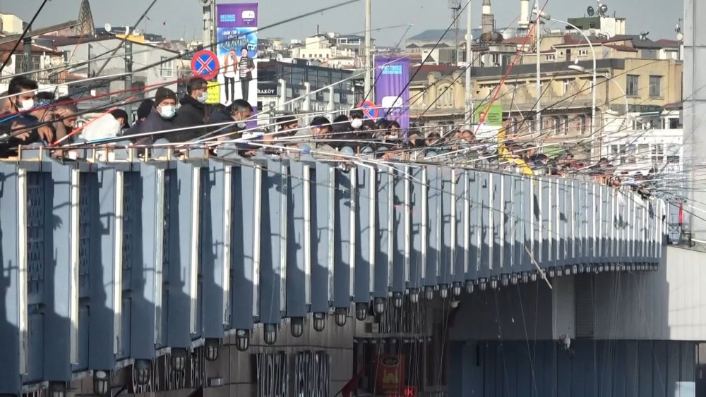 Olta balıkçılarından korkutan görüntüler... Yan yana, omuz omuza, neredeyse sırt sırta