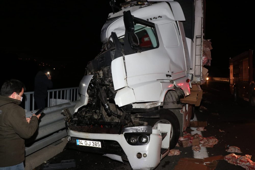 Pozantı'da yolcu otobüsü ile TIR çarpıştı: 4 yaralı