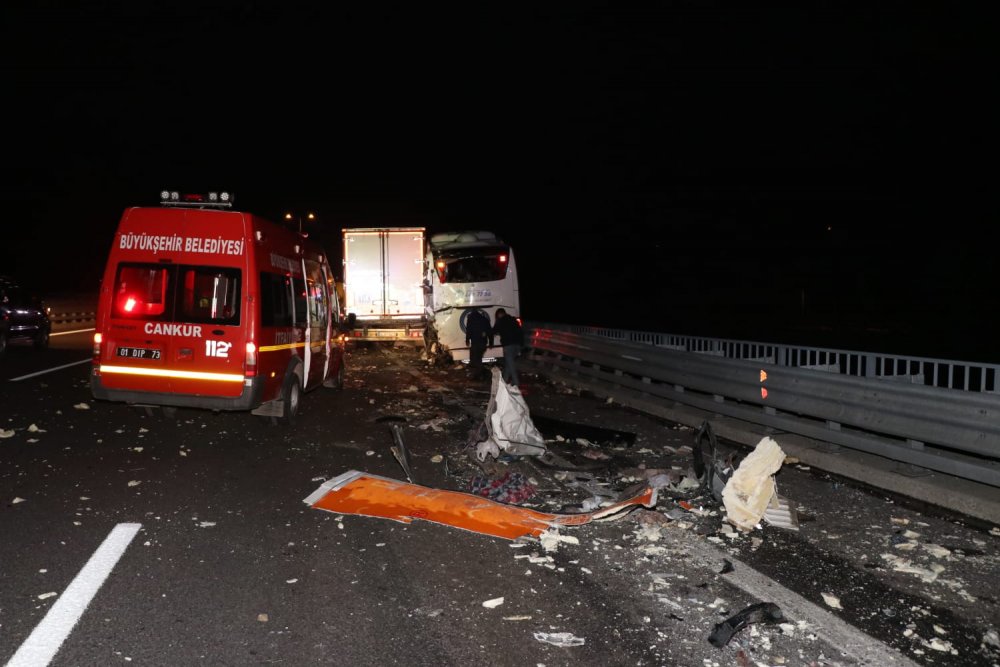 Pozantı'da yolcu otobüsü ile TIR çarpıştı: 4 yaralı