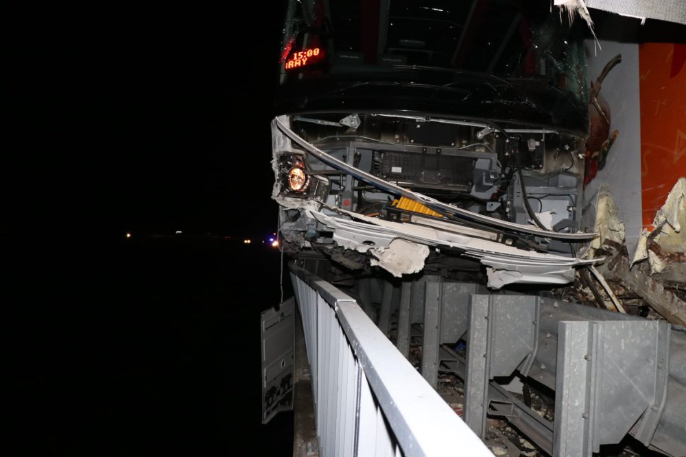 Pozantı'da yolcu otobüsü ile TIR çarpıştı: 4 yaralı