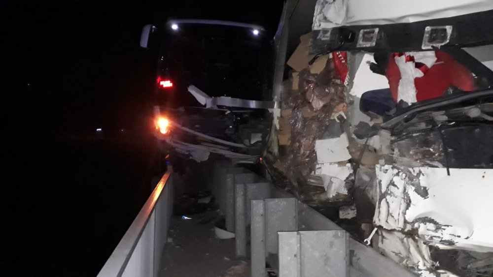 Pozantı'da yolcu otobüsü ile TIR çarpıştı: 4 yaralı