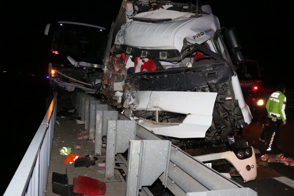 Pozantı'da yolcu otobüsü ile TIR çarpıştı: 4 yaralı