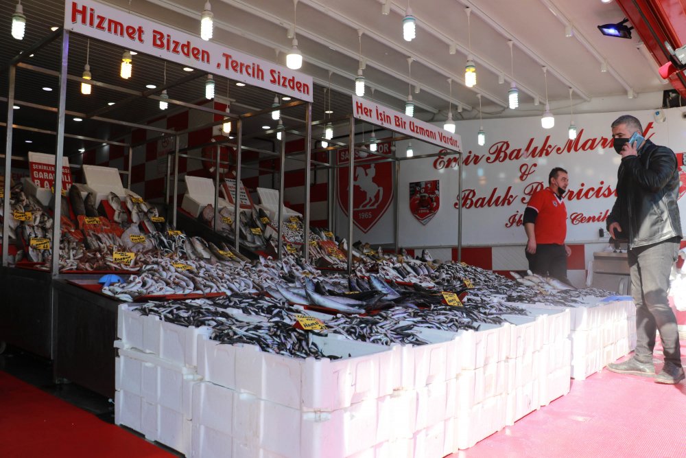 SAMSUN'da tezgahlar hamsi ile doldu, vatandaşın gözü irisinde