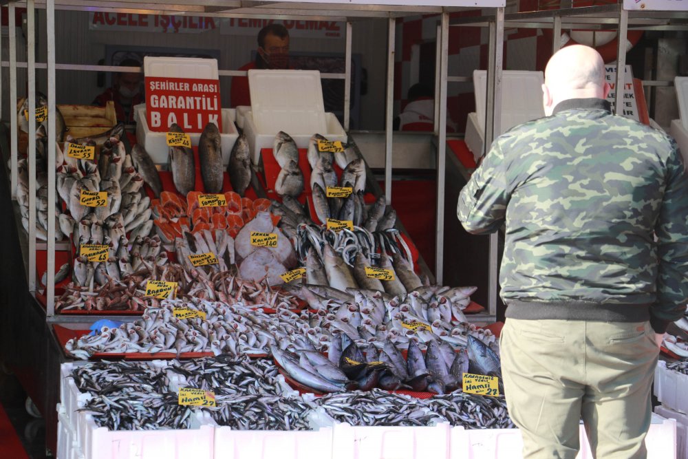SAMSUN'da tezgahlar hamsi ile doldu, vatandaşın gözü irisinde