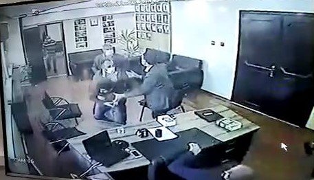 Siverek Belediyesi'nde hukuk danışmanının vurulması kamerada