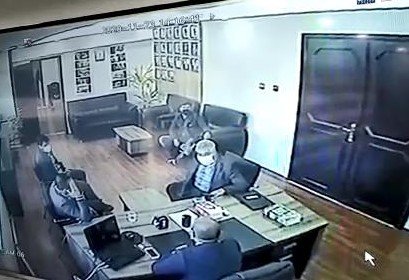 Siverek Belediyesi'nde hukuk danışmanının vurulması kamerada
