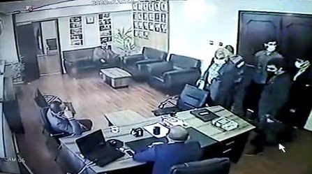 Siverek Belediyesi'nde hukuk danışmanının vurulması kamerada