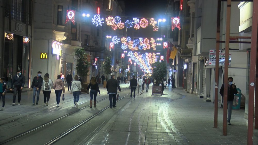 Sokağa çıkma kısıtlaması saat 20.00 itibariyle başladı.