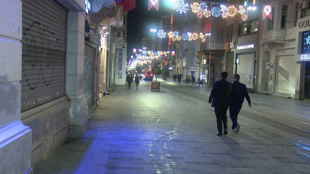 Sokağa çıkma kısıtlaması saat 20.00 itibariyle başladı.