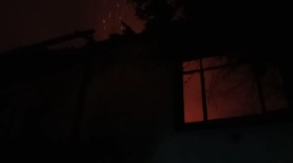 Amasya'da, evde çıkan yangına müdahale eden bir itfaiye eri yaralandı