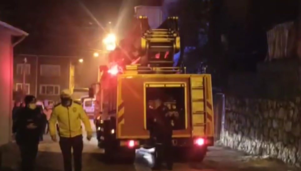 Amasya'da, evde çıkan yangına müdahale eden bir itfaiye eri yaralandı