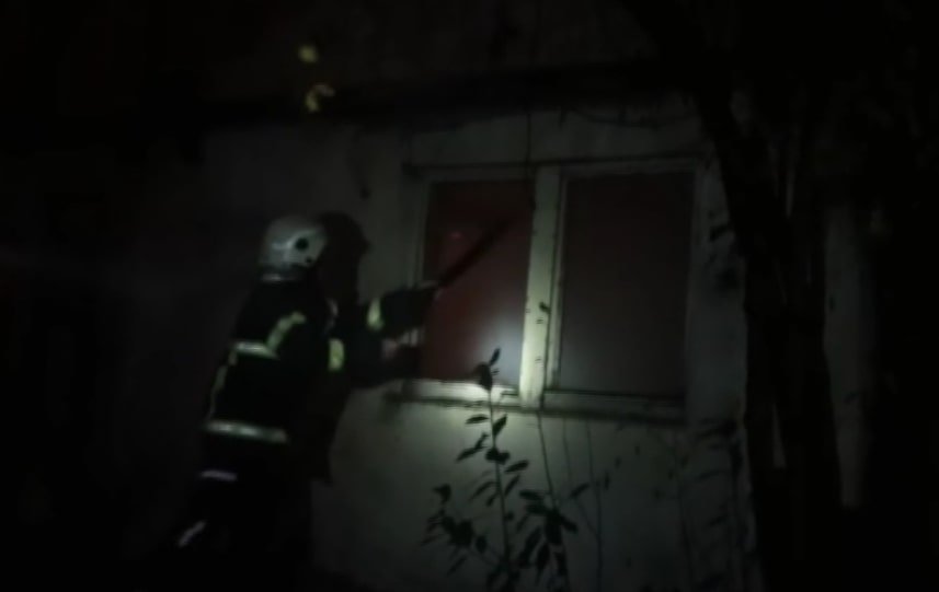 Amasya'da, evde çıkan yangına müdahale eden bir itfaiye eri yaralandı