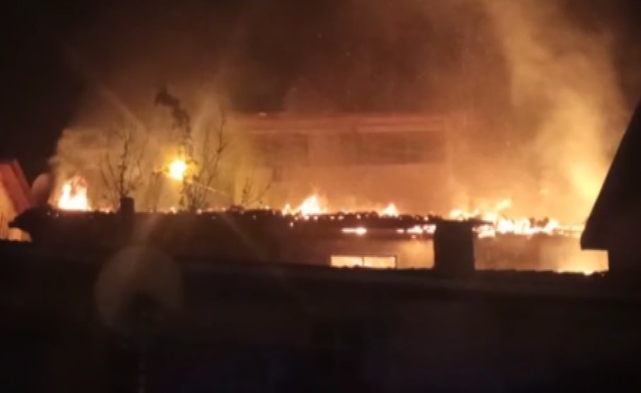 Amasya'da, evde çıkan yangına müdahale eden bir itfaiye eri yaralandı