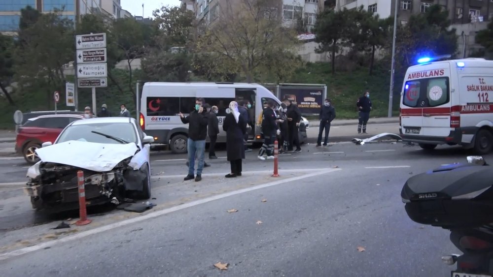 Beyoğlu'nda zincirleme kaza: 4 yaralı