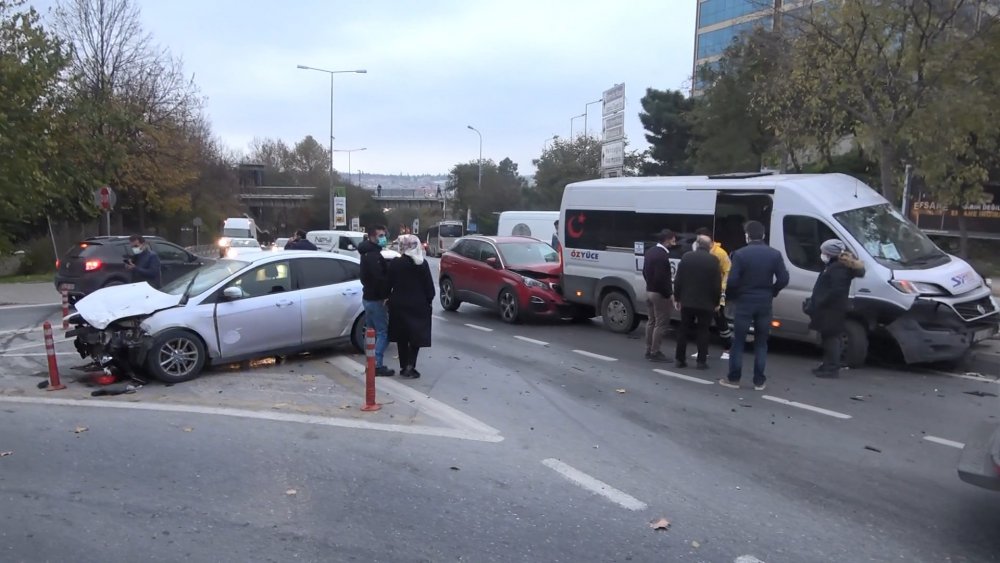 Beyoğlu'nda zincirleme kaza: 4 yaralı