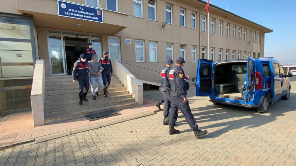 Bıçakla öldürdüğü arkadaşının cesedini 1 gün evinde saklayıp, ormanlık alanda yakmış