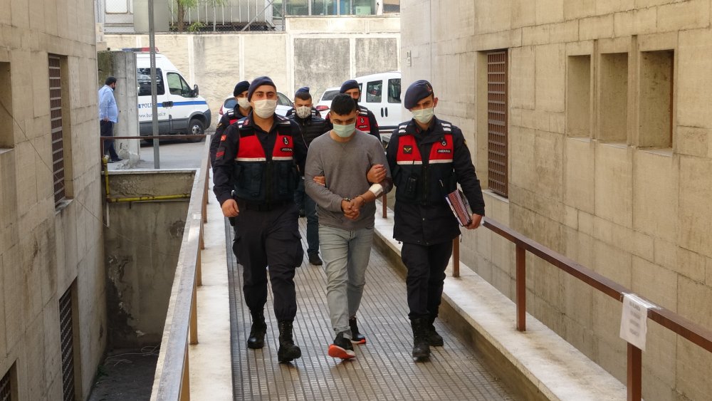 Bıçakla öldürdüğü arkadaşının cesedini 1 gün evinde saklayıp, ormanlık alanda yakmış