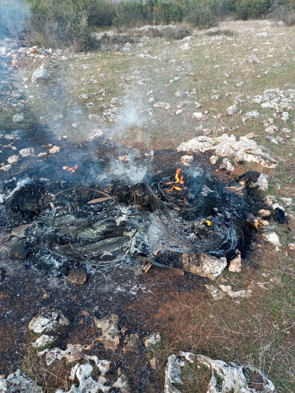 Bıçakla öldürdüğü arkadaşının cesedini 1 gün evinde saklayıp, ormanlık alanda yakmış