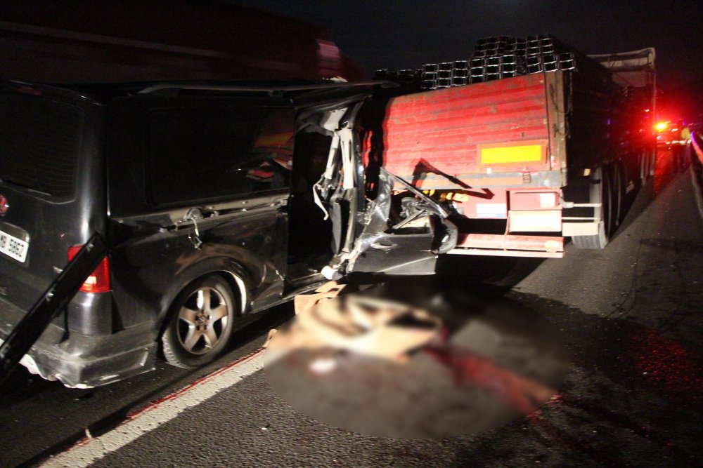 Bolu'da TIR'a çarpan minibüsteki 2 kişi öldü, 3 kişi de yaralandı