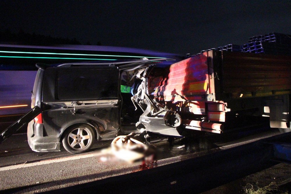 Bolu'da TIR'a çarpan minibüsteki 2 kişi öldü, 3 kişi de yaralandı
