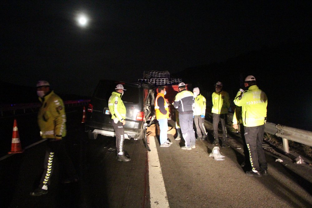 Bolu'da TIR'a çarpan minibüsteki 2 kişi öldü, 3 kişi de yaralandı
