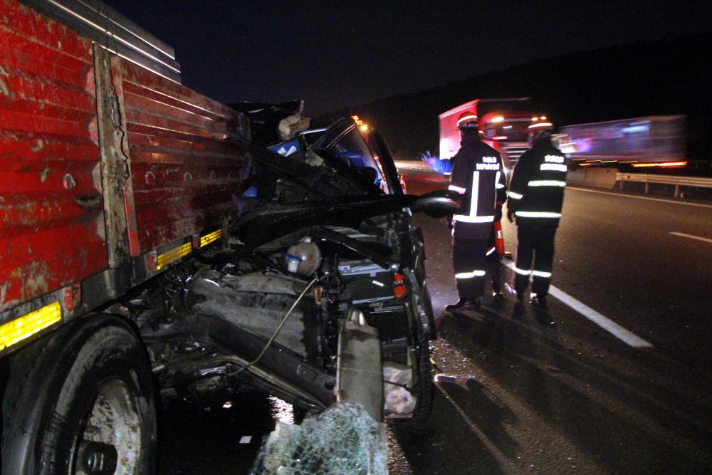 Bolu'da TIR'a çarpan minibüsteki 2 kişi öldü, 3 kişi de yaralandı