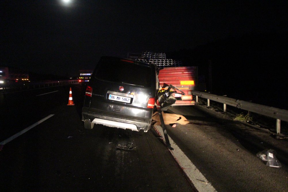 Bolu'da TIR'a çarpan minibüsteki 2 kişi öldü, 3 kişi de yaralandı