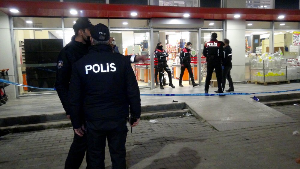 Boşanma aşamasındaki eşini çalıştığı markette av tüfeğiyle öldürdü