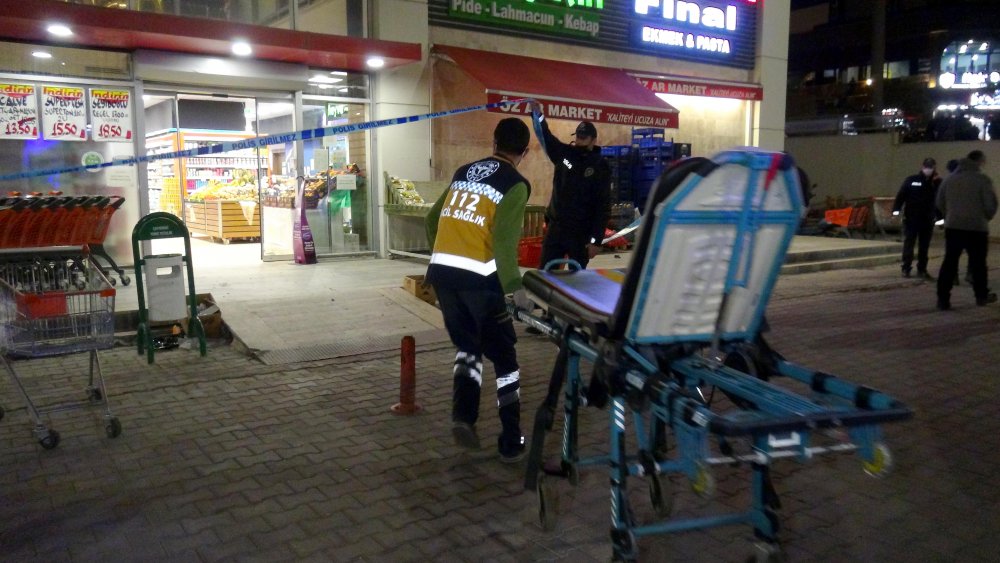 Boşanma aşamasındaki eşini çalıştığı markette av tüfeğiyle öldürdü