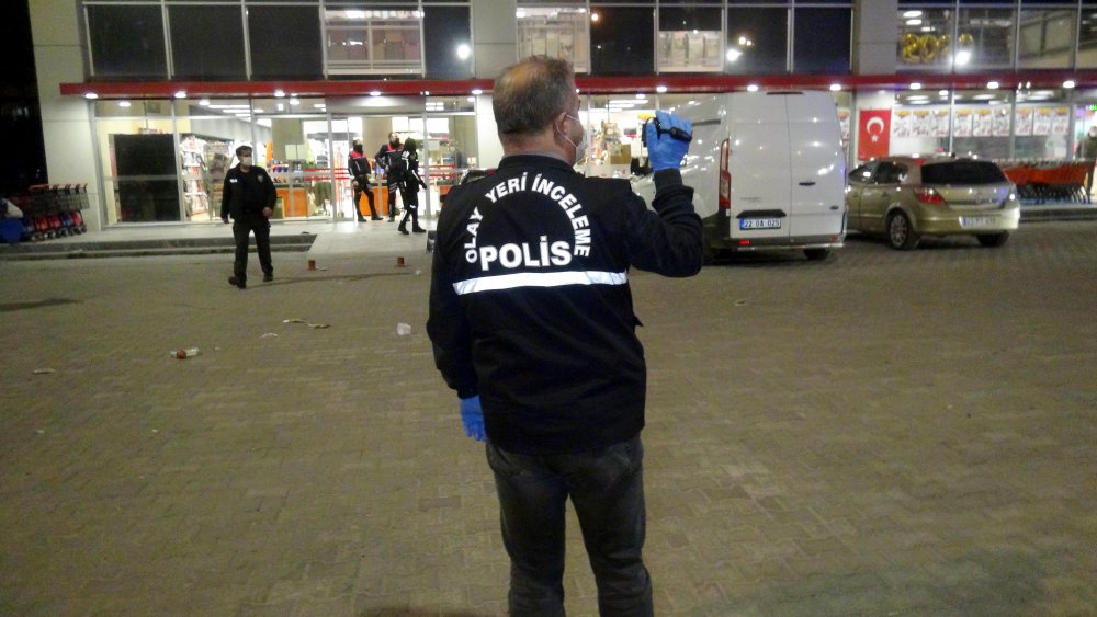 Boşanma aşamasındaki eşini çalıştığı markette av tüfeğiyle öldürdü