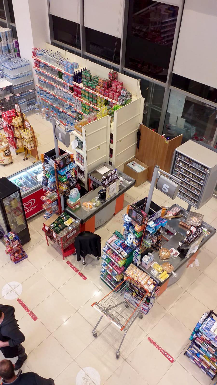 Boşanma aşamasındaki eşini çalıştığı markette av tüfeğiyle öldürdü