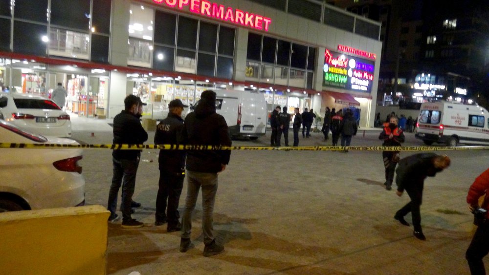 Boşanma aşamasındaki eşini çalıştığı markette av tüfeğiyle öldürdü