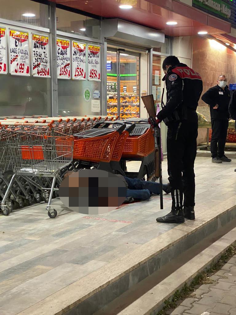 Boşanma aşamasındaki eşini çalıştığı markette av tüfeğiyle öldürdü