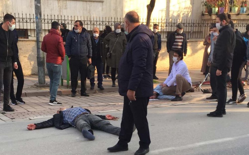 Motosiklet ile bisiklet kafa kafaya çarpıştı