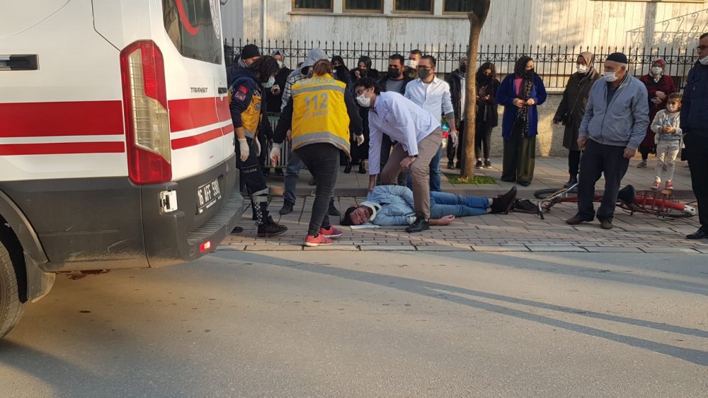 Motosiklet ile bisiklet kafa kafaya çarpıştı