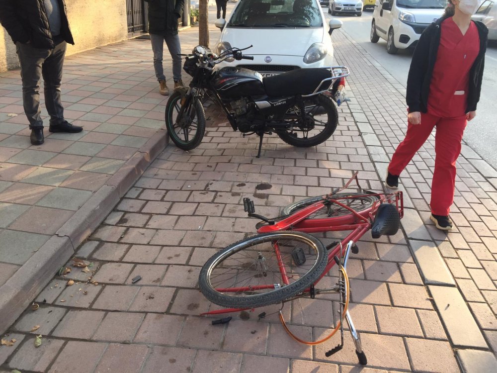 Motosiklet ile bisiklet kafa kafaya çarpıştı