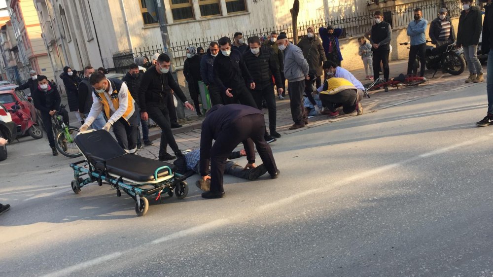 Motosiklet ile bisiklet kafa kafaya çarpıştı