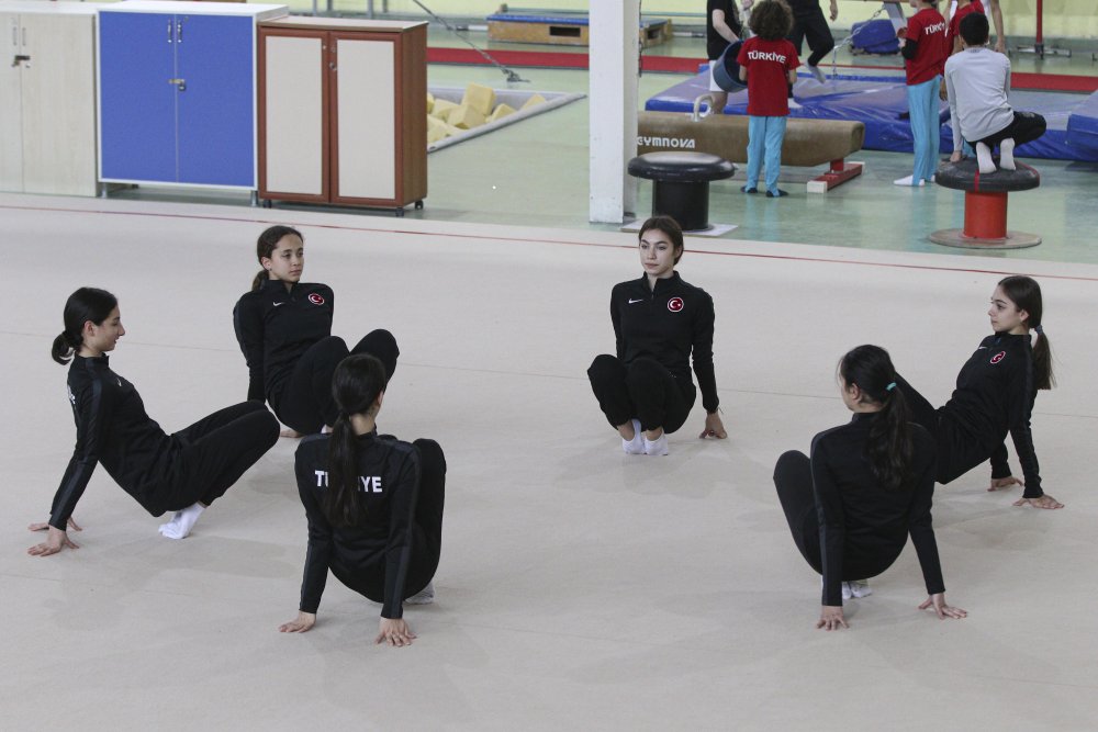 Şampiyon cimnastikçiler başarıya giden yolu DHA'ya anlattı