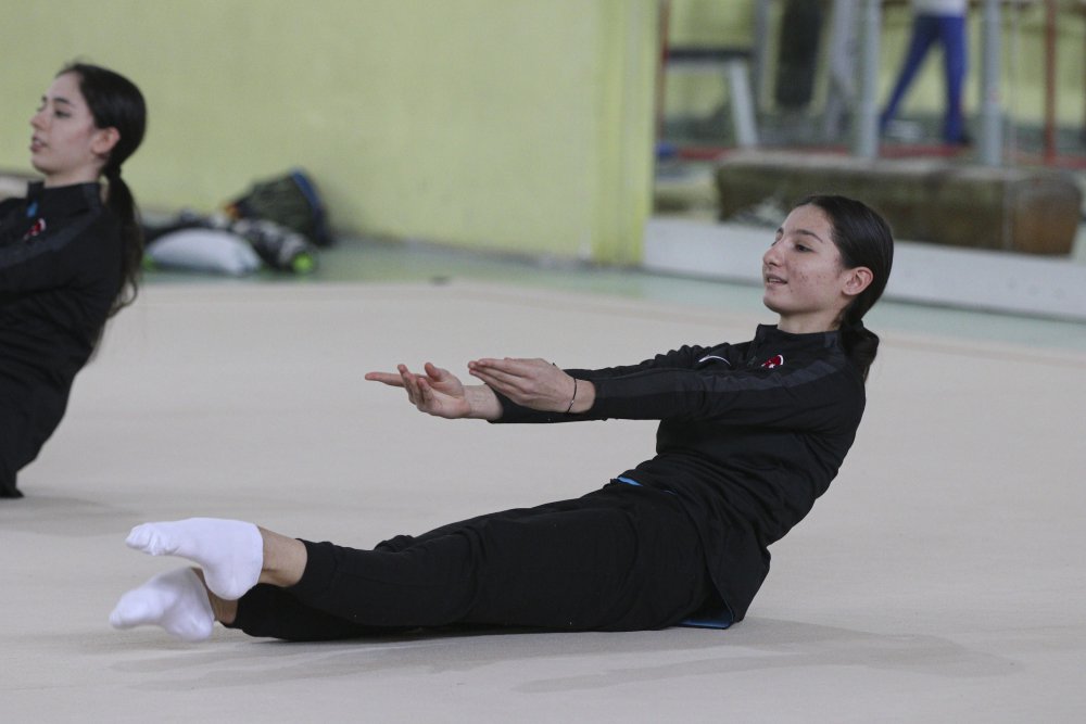 Şampiyon cimnastikçiler başarıya giden yolu DHA'ya anlattı