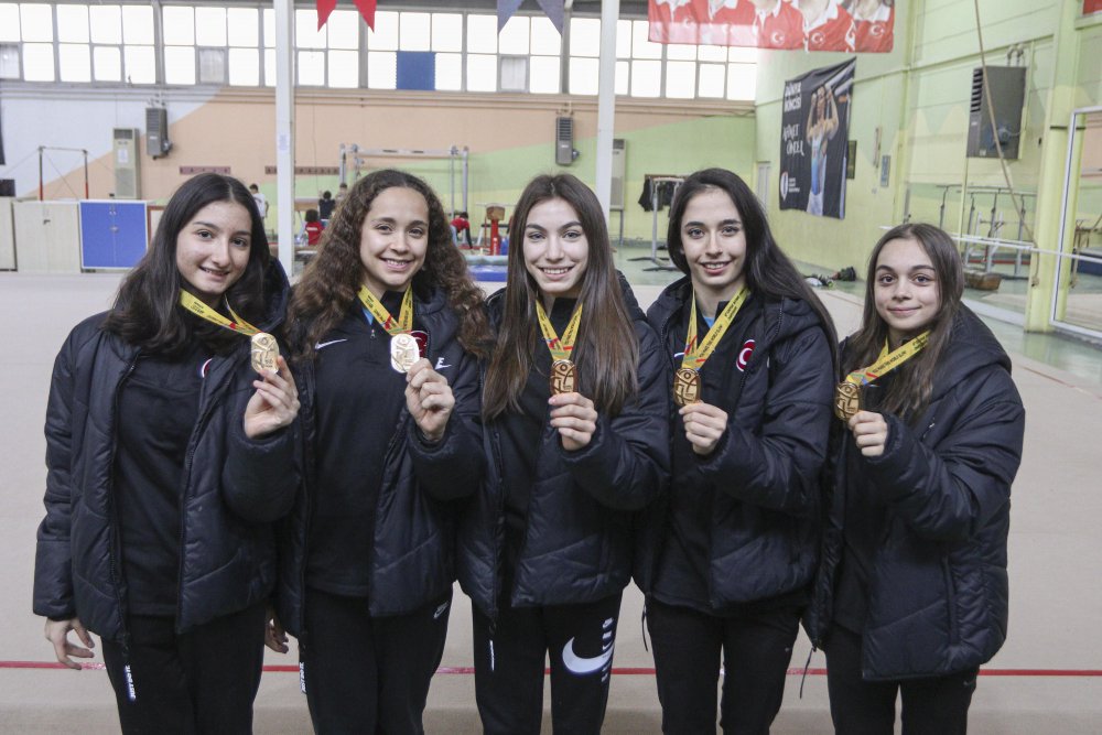 Şampiyon cimnastikçiler başarıya giden yolu DHA'ya anlattı