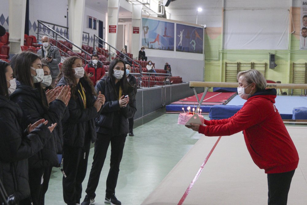 Şampiyon cimnastikçiler başarıya giden yolu DHA'ya anlattı