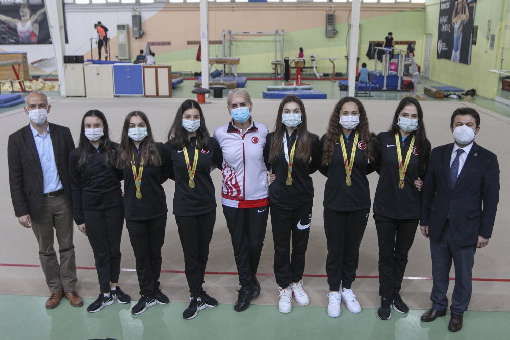 Şampiyon cimnastikçiler başarıya giden yolu DHA'ya anlattı