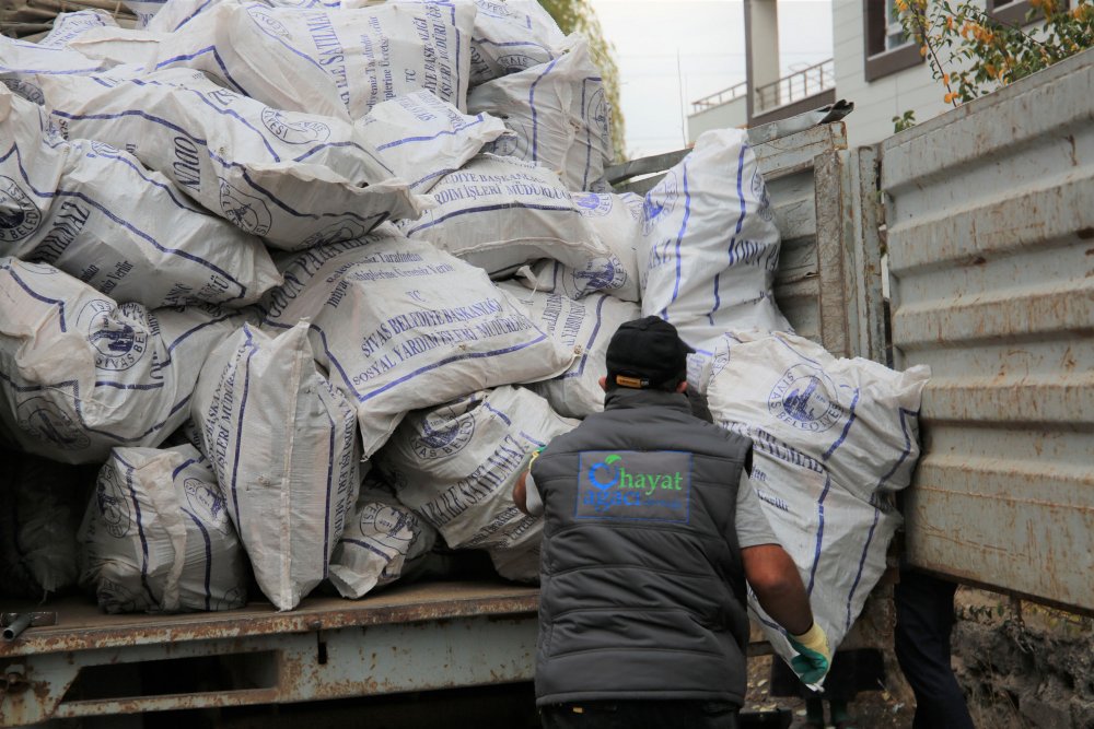 Sivas Belediyesi'nden ihtiyaç sahiplerine 500 lira yakacak yardımı