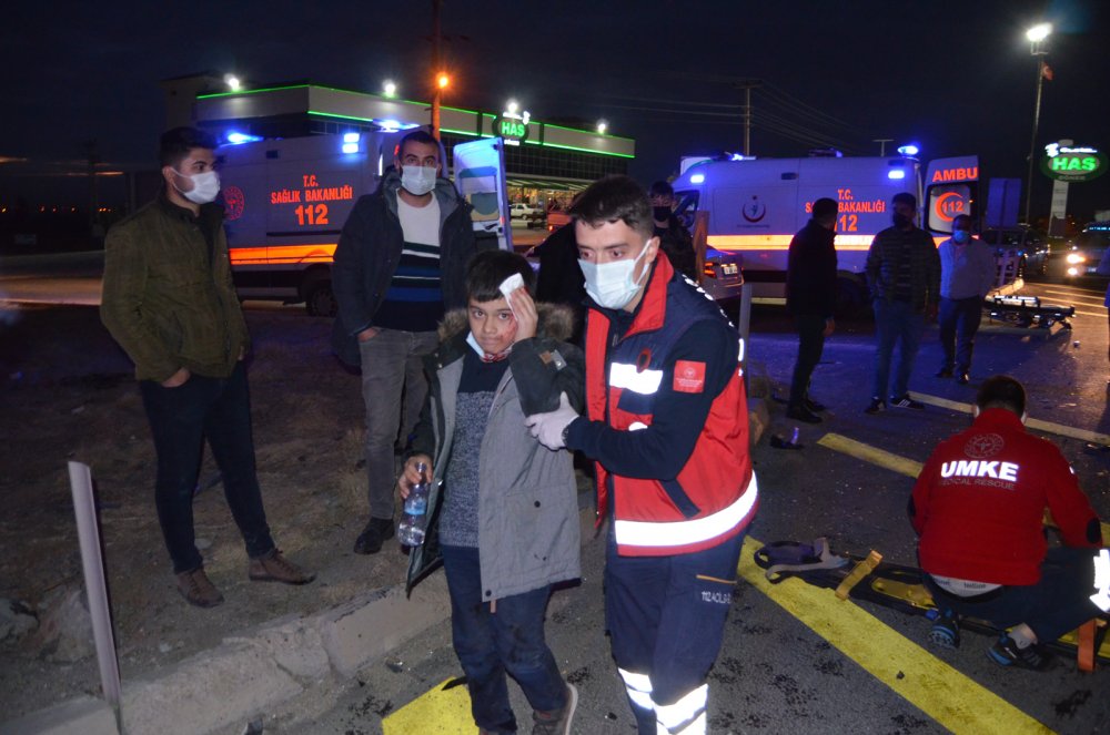 Aksaray'da iki otomobil çarpıştı: 3 yaralı