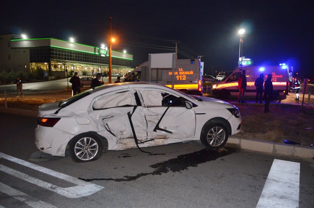 Aksaray'da iki otomobil çarpıştı: 3 yaralı