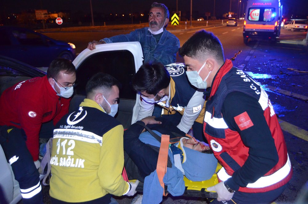 Aksaray'da iki otomobil çarpıştı: 3 yaralı